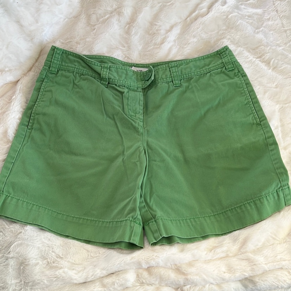 Ann Taylor Loft size 8 Kelly green khaki material shorts with pockets